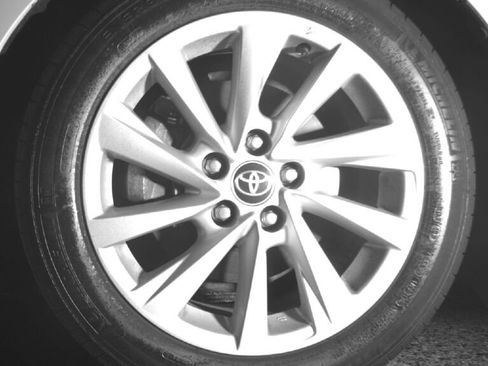 Used 2022 Toyota Camry LE AWD/4WD image 9