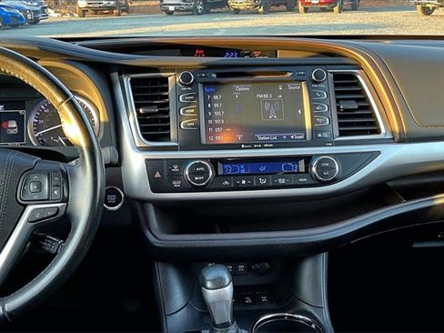 Used 2019 Toyota Highlander XLE image 16