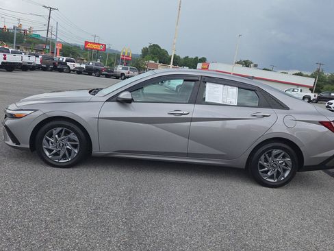 Used 2024 Hyundai Elantra SEL FWD image 6