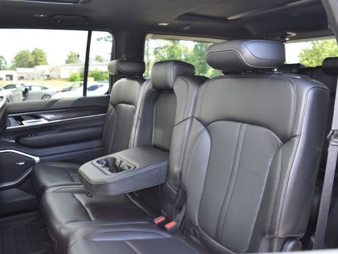 Used 2024 Jeep Wagoneer 4WD w/ Premium Group I image 28