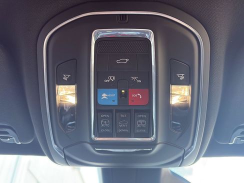 Used 2024 Jeep Wagoneer L Series II w/ Premium Group I AWD/4WD image 19