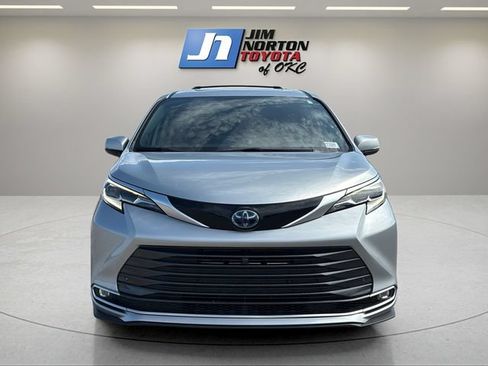 Used 2023 Toyota Sienna Platinum FWD image 2
