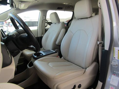 Used 2021 Chrysler Pacifica Touring-L FWD image 22