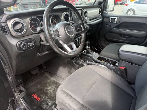 Used 2018 Jeep Wrangler Unlimited Sahara AWD/4WD image 9