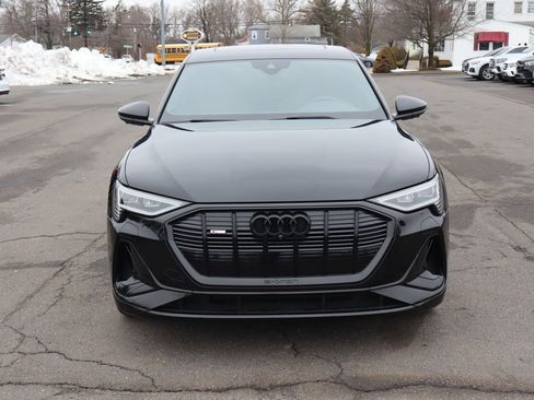 Used 2022 Audi e-tron Premium Plus w/ Premium Plus Package image 2