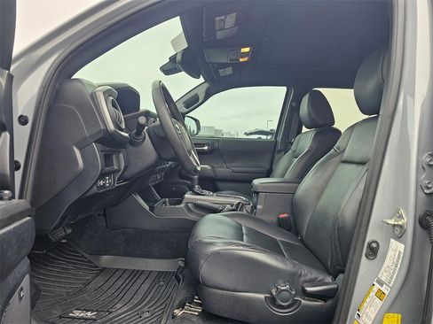 Used 2019 Toyota Tacoma TRD Sport image 19