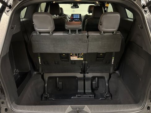 Used 2022 Toyota Sienna XSE image 28