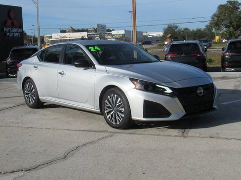 Used 2024 Nissan Altima 2.5 SV FWD image 1