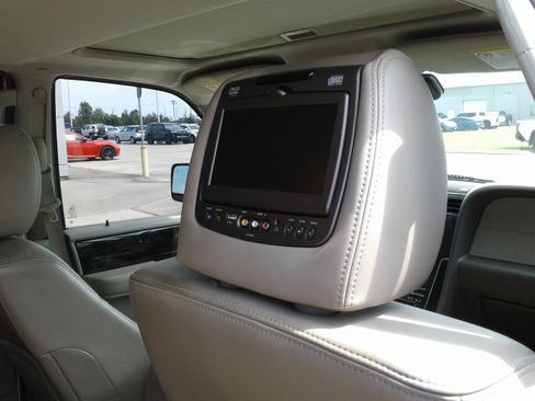 Used 2017 Lincoln Navigator Select image 12