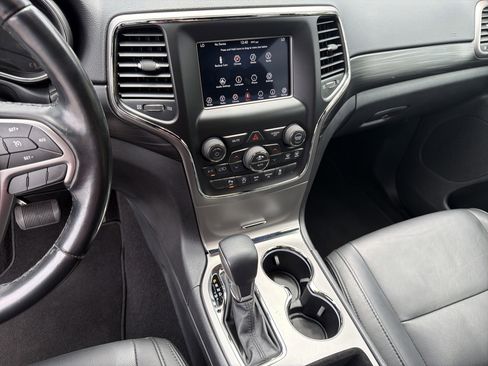 Used 2020 Jeep Grand Cherokee Laredo RWD image 32