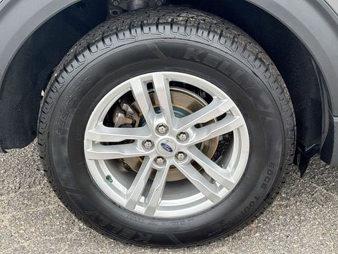 Used 2022 Ford Explorer XLT image 11