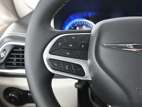 Used 2024 Chrysler Pacifica Touring-L AWD/4WD image 37