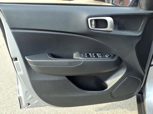 Used 2024 Hyundai Venue SE image 7