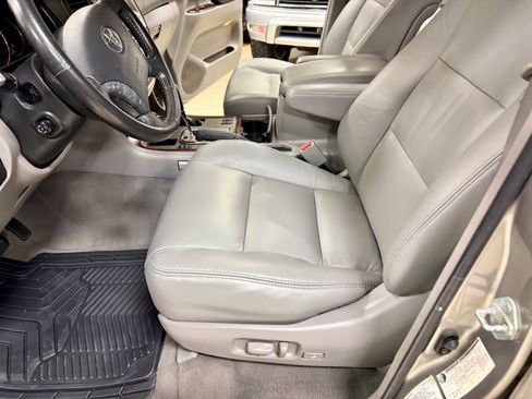 Used 2004 Toyota Land Cruiser image 17