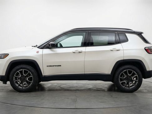 Used 2025 Jeep Compass Trailhawk image 5