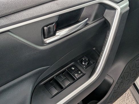 Used 2021 Toyota RAV4 XLE AWD/4WD image 9
