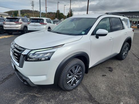 New 2025 Nissan Pathfinder SV image 4