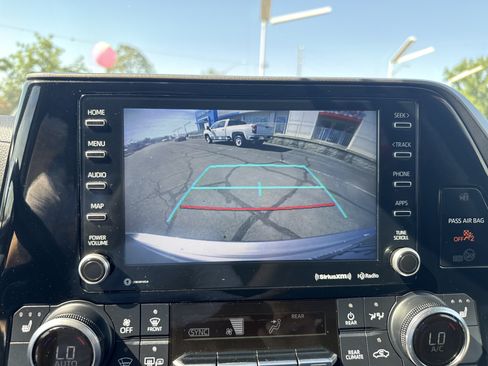 Used 2022 Toyota Highlander XLE AWD/4WD image 19