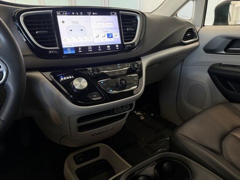 Used 2023 Chrysler Pacifica Touring-L FWD image 41