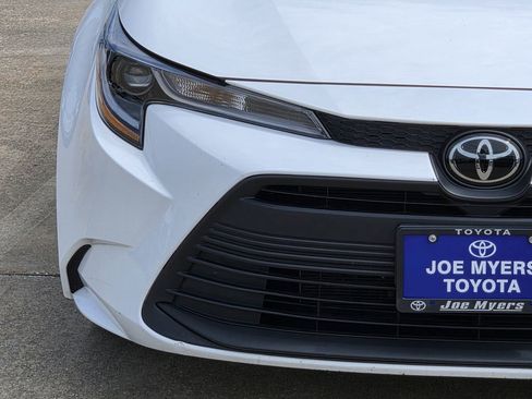 Used 2025 Toyota Corolla LE FWD image 5