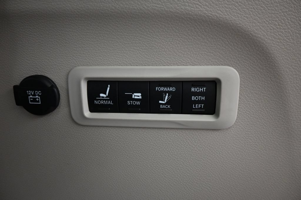 Used 2022 Chrysler Pacifica Limited AWD/4WD image 25