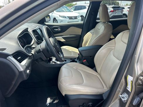 Used 2017 Jeep Cherokee Limited w/ Technology Group FWD image 10