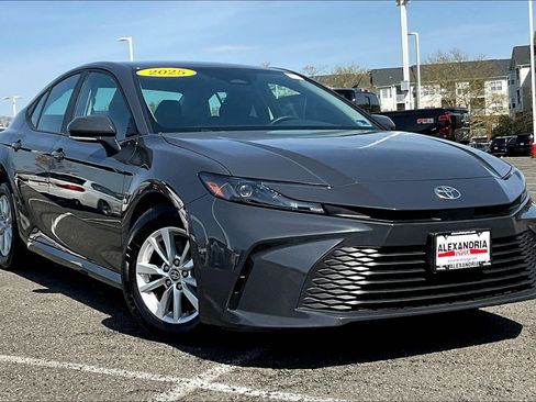 Used 2025 Toyota Camry LE image 2