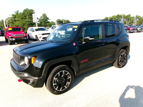 Used 2023 Jeep Renegade Trailhawk AWD/4WD image 2