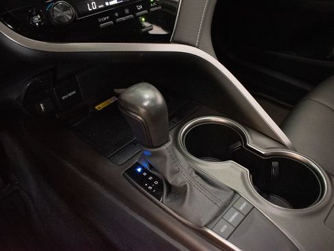 Used 2023 Toyota Camry SE w/ Cold Weather Package FWD image 18