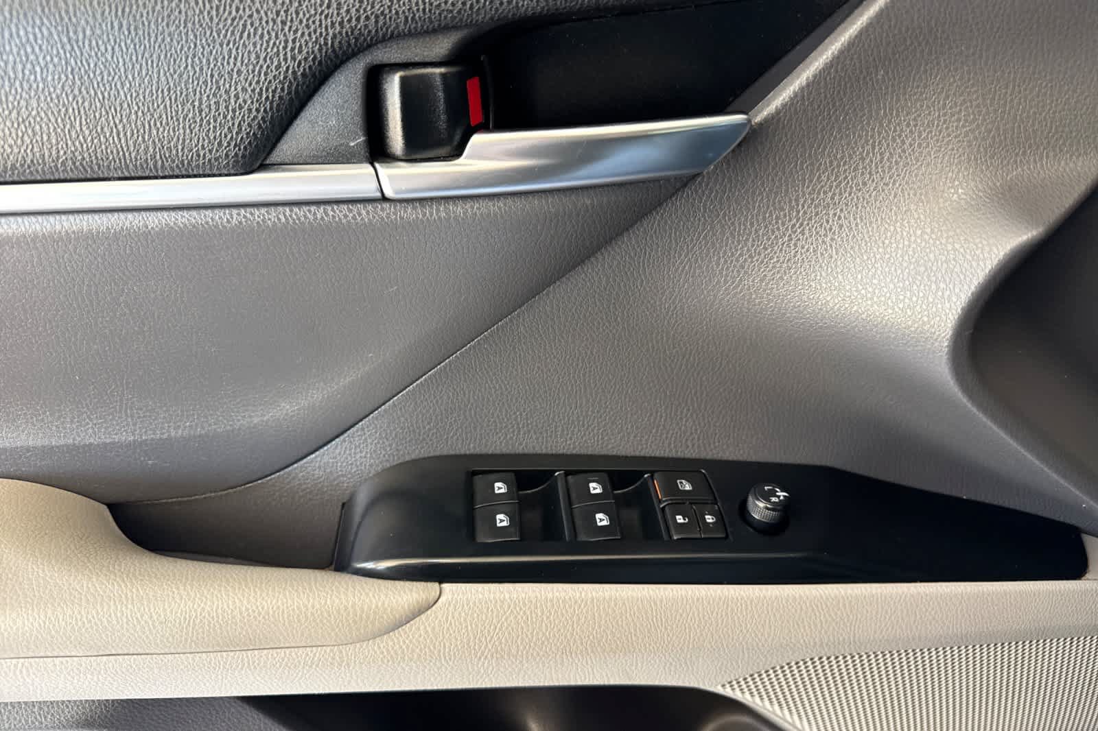 Used 2019 Toyota Camry SE w/ Carpet Mat Package FWD image 10