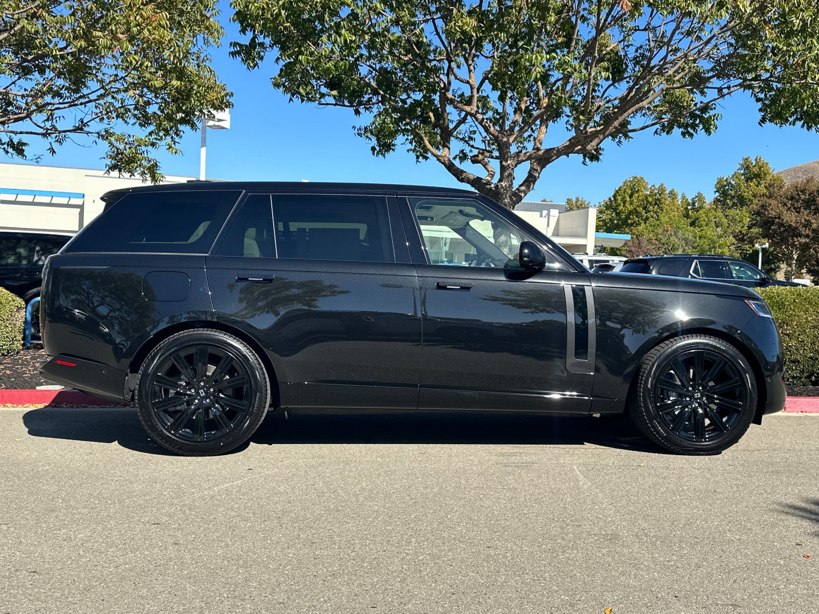 New 2027 Land Rover Range Rover Long Wheelbase SE AWD/4WD image 7