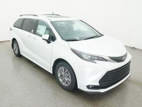 New 2026 Toyota Sienna XLE image 35