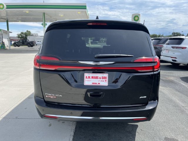 Used 2025 Chrysler Pacifica Select AWD/4WD image 7