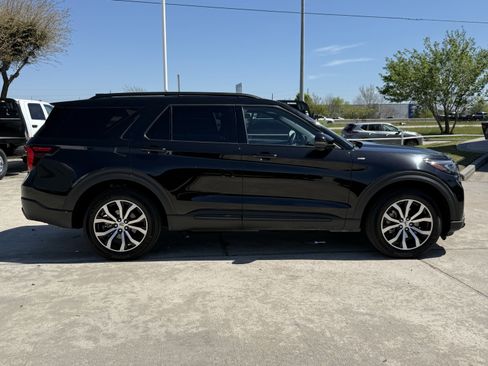 Used 2025 Ford Explorer ST-Line image 3