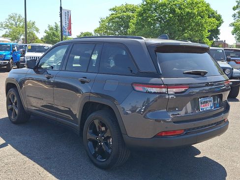 Used 2023 Jeep Grand Cherokee Limited w/ Black Appearance Package AWD/4WD image 4