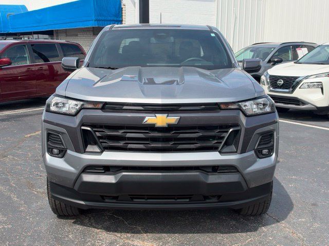 Used 2023 Chevrolet Colorado LT w/ LT Convenience Package II AWD/4WD image 2