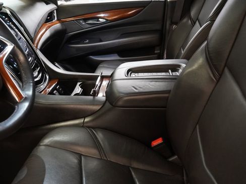 Used 2017 Cadillac Escalade ESV Luxury AWD/4WD image 8