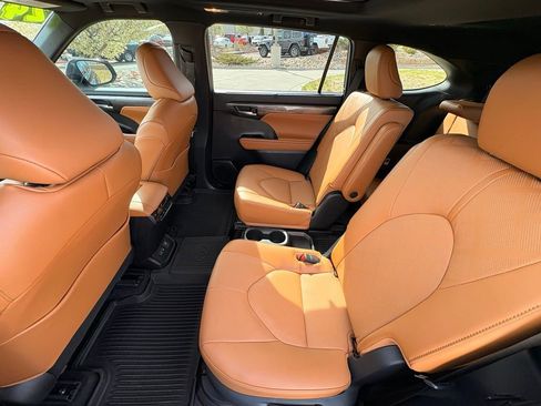 Used 2024 Toyota Highlander Platinum image 31