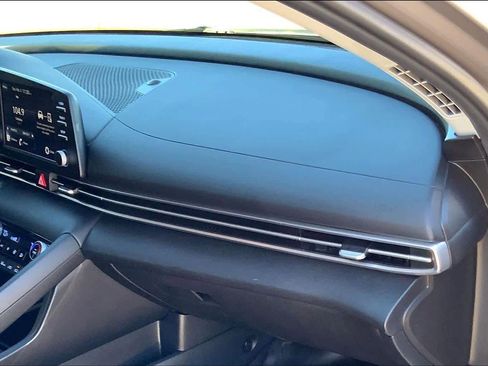 Used 2023 Hyundai Elantra SEL image 18