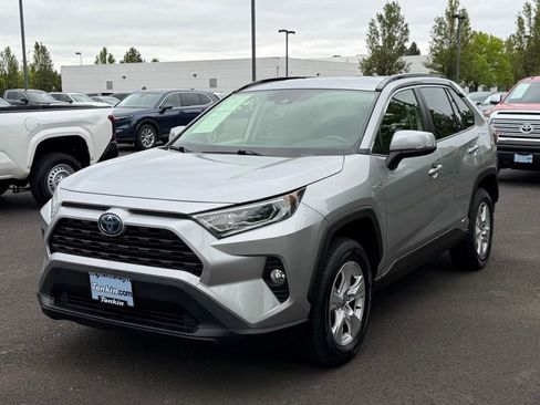 Used 2020 Toyota RAV4 XLE AWD/4WD image 4