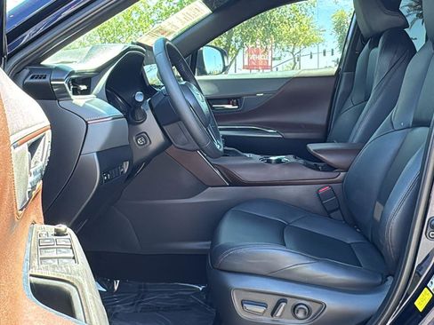 Used 2023 Toyota Venza XLE image 25
