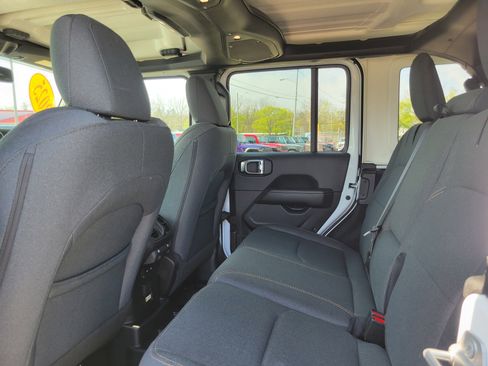 Used 2025 Jeep Wrangler Unlimited Sahara AWD/4WD image 18