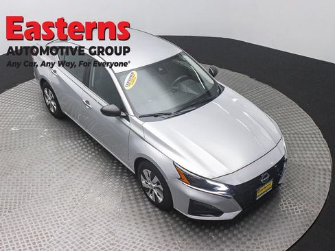 Used 2024 Nissan Altima 2.5 S FWD image 3