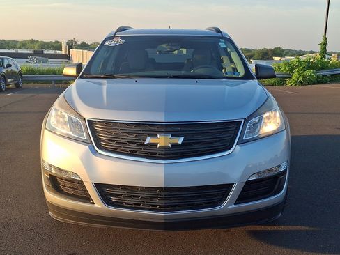 Used 2017 Chevrolet Traverse LS FWD image 2
