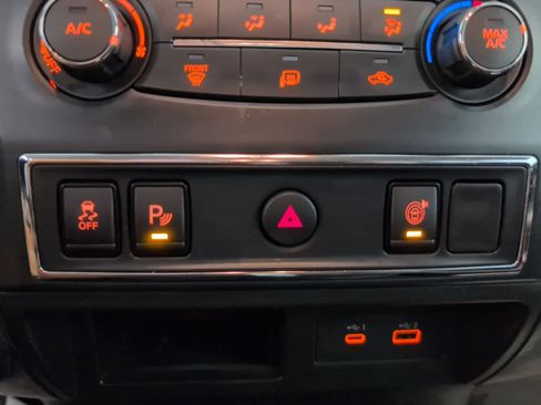 Used 2024 Nissan Titan SV image 20