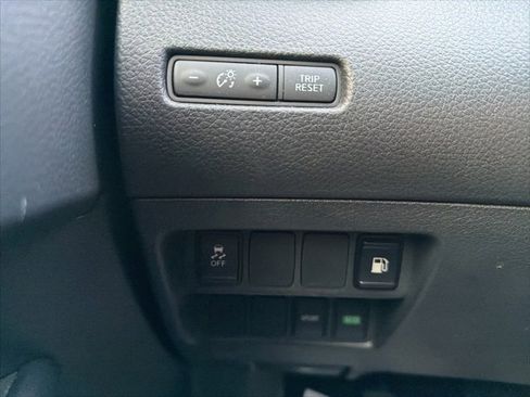 Used 2018 Nissan Rogue S image 25