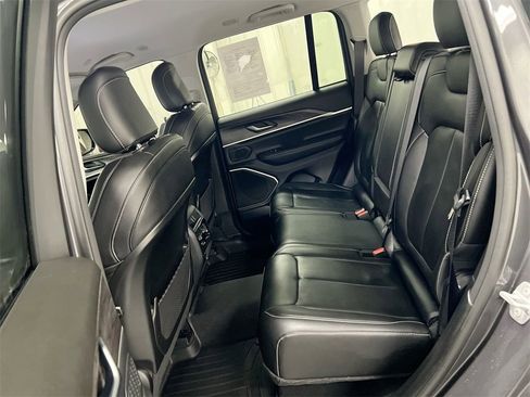 Used 2022 Jeep Grand Cherokee Limited image 23