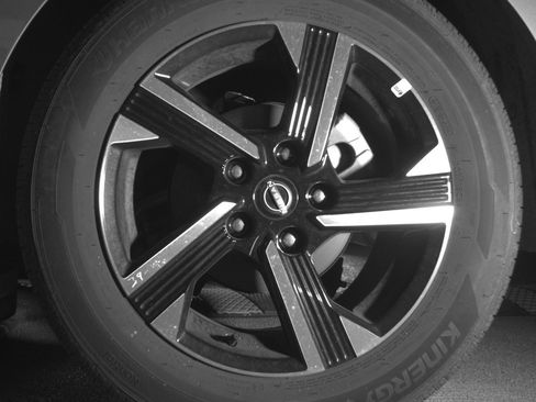 Used 2025 Nissan Sentra SV FWD image 14