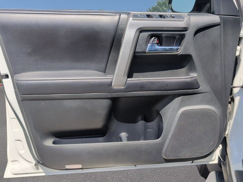 Used 2017 Toyota 4Runner SR5 AWD/4WD image 8