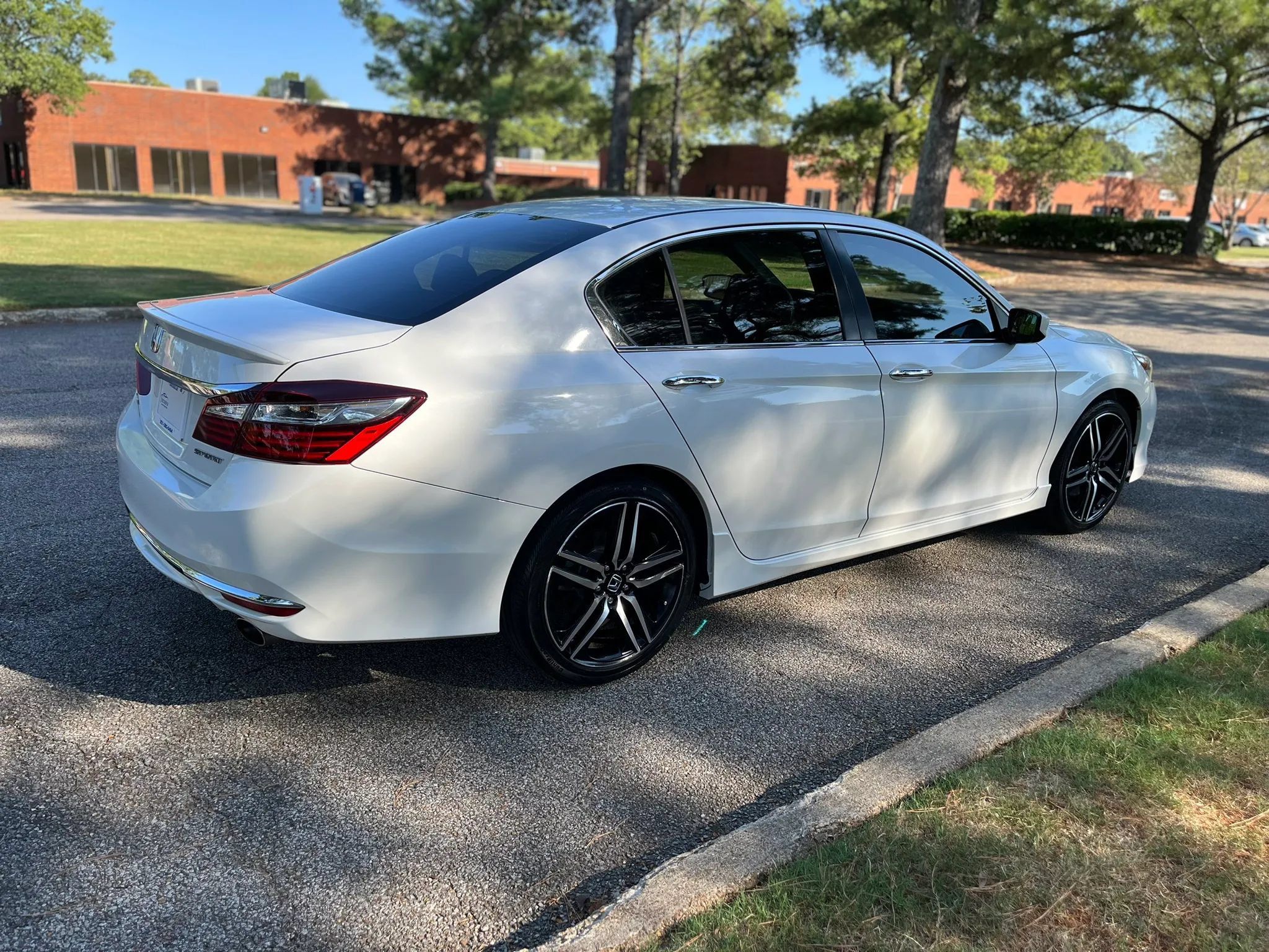 Used 2017 Honda Accord Sport image 5
